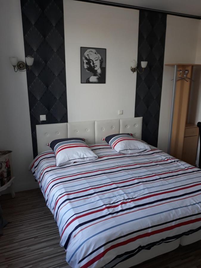 Hotel De La Gare Sainte-Gauburge-Sainte-Colombe エクステリア 写真