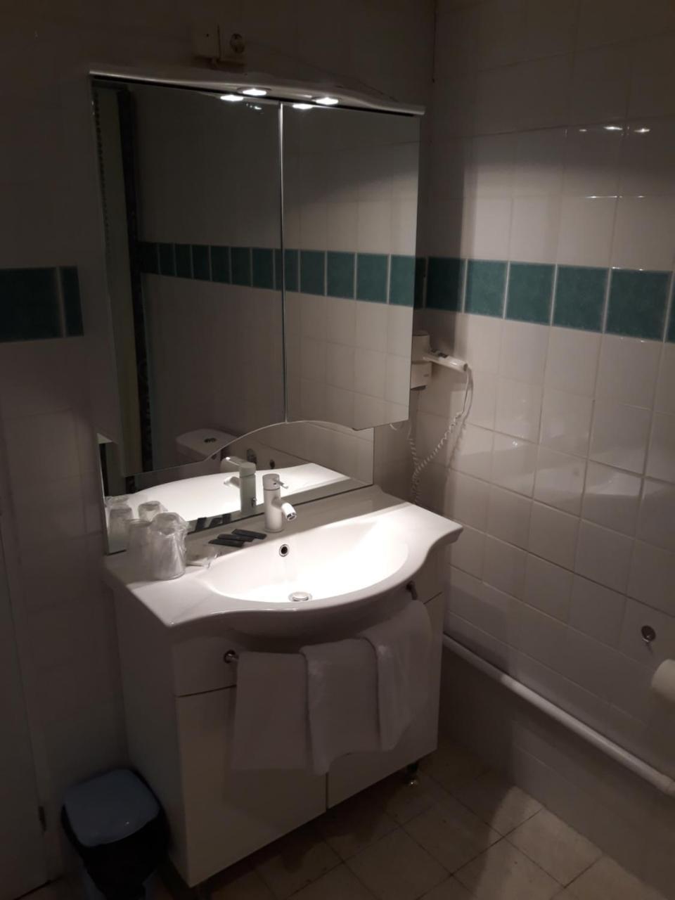 Hotel De La Gare Sainte-Gauburge-Sainte-Colombe エクステリア 写真